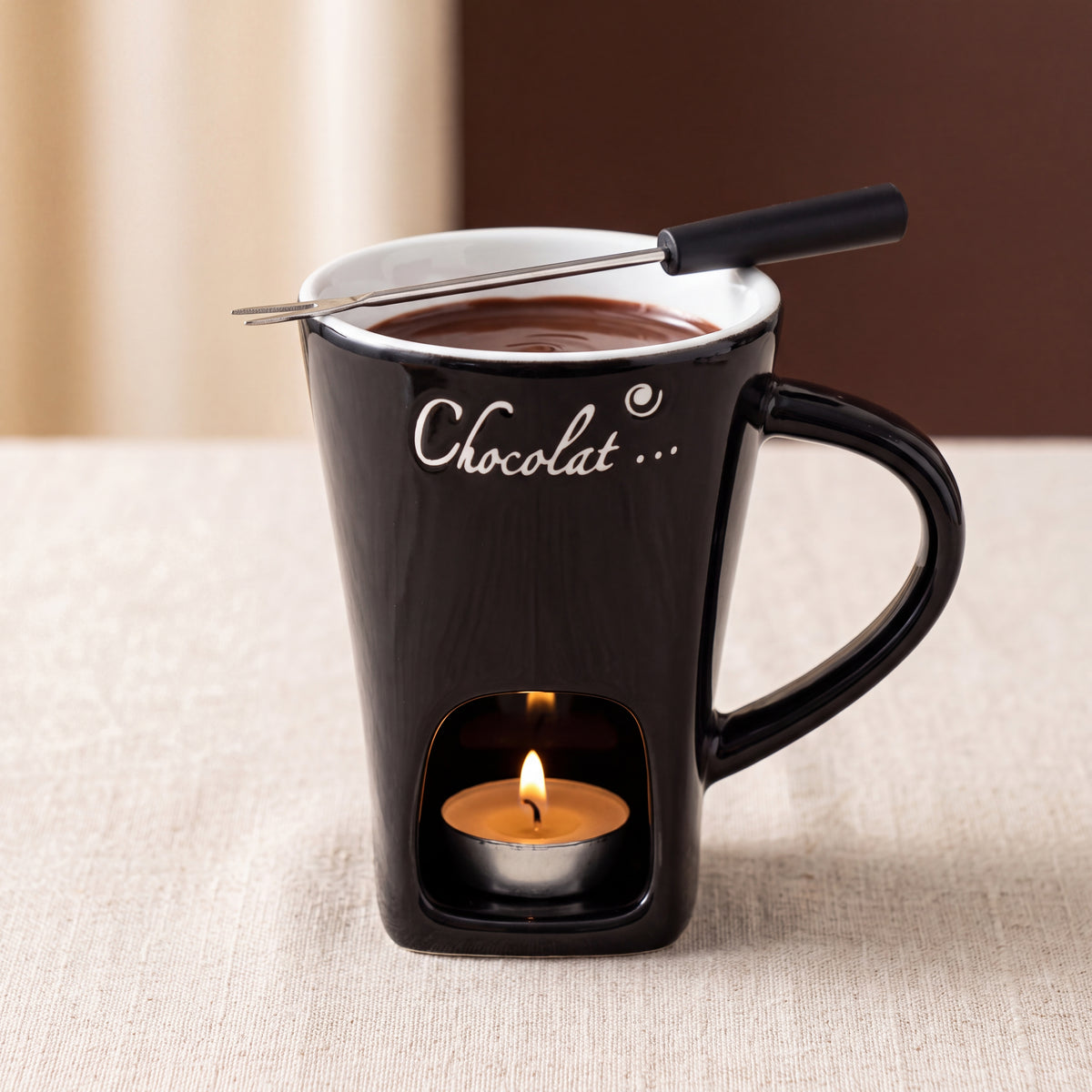 Taza fondue de chocolate negra con vela encendida en la base