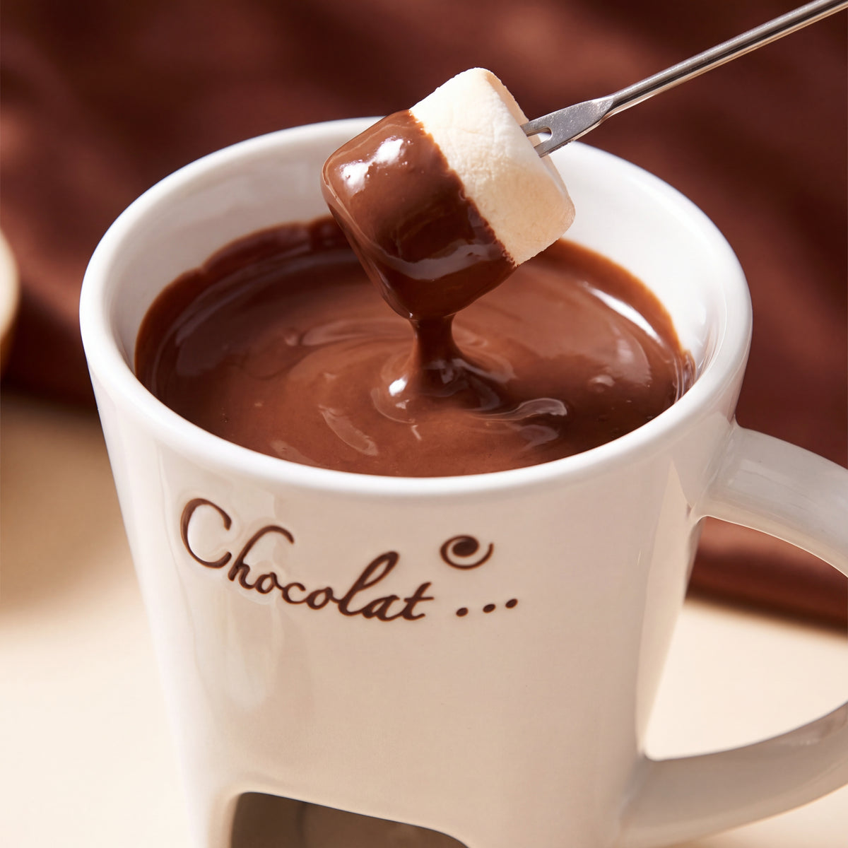 Nube mojada en chocolate fundido dentro de la taza fondue