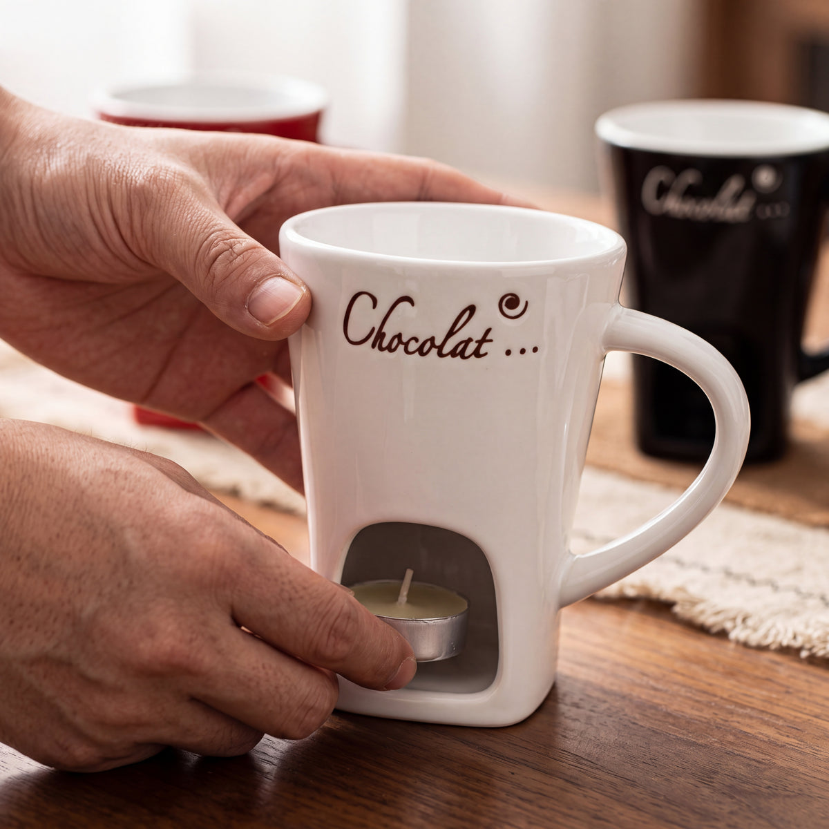 Manos colocando una vela de té en el hueco de la taza fondue